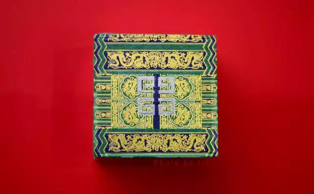 大牌口紅如何“中國風(fēng)”，故宮教你手工貼膠帶定制彩妝？