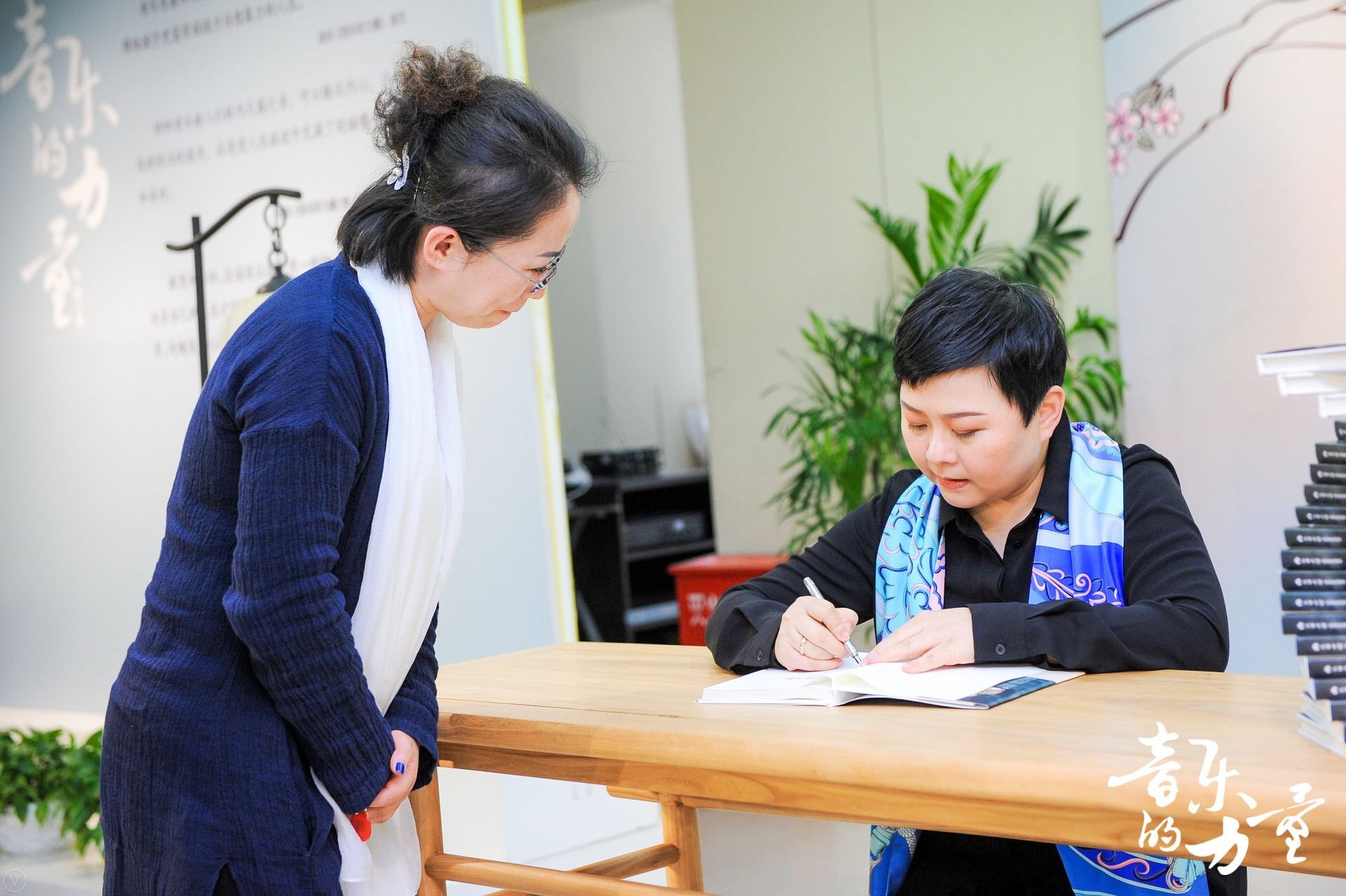 菲蓓爾品牌創(chuàng)始人、《音樂的力量》作者馬駿現(xiàn)場進行新書簽售