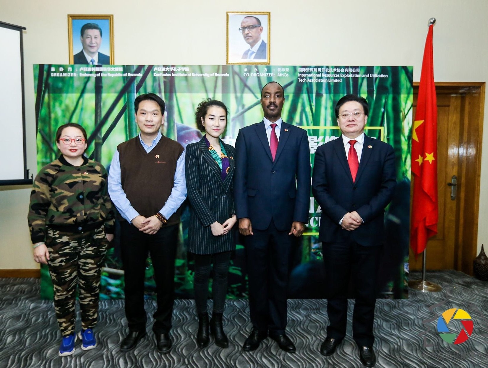 盧旺達(dá)共和國(guó)駐中國(guó)大使查爾斯&bull;卡勇加閣下（右二）與重要來(lái)賓合影