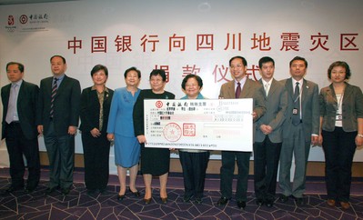 2008年5月14日上午，張燕玲副行長將一張面額1,000萬的現(xiàn)金支票交到了中國紅十字會總會彭珮云會長手中，代表中國銀行向汶川地震受災(zāi)地區(qū)人民捐款。