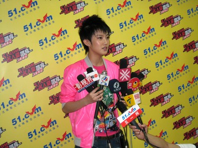 圖為劉力揚(yáng)作為“51.com名人堂，唱享2008”廣州站的嘉賓，攜新專輯《我就是這樣》于2008年7月25日在廣州江南大戲院接受媒體采訪。