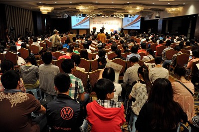 5月13日下午，北京新東方學校在中關(guān)村附近某酒店所舉辦的“雅思考試與海外留學高峰論壇”吸引了大量對雅思考試感興趣的學生家長。