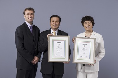 王曉初董事長(中) 及財(cái)務(wù)總監(jiān)吳安迪女士(右)接受《金融亞洲》頒發(fā)“中國較佳首席執(zhí)行官”及“中國較佳財(cái)務(wù)總監(jiān)”獎項(xiàng)
