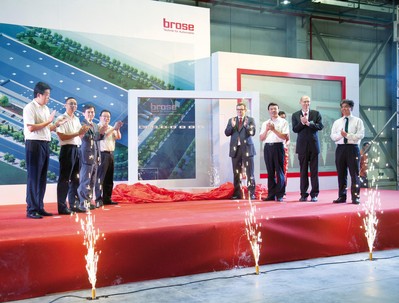 博澤重慶工廠開(kāi)業(yè)典禮（從左到右）：高軍（長(zhǎng)安福特馬自達(dá)副總裁）；賀國(guó)平（長(zhǎng)安集團(tuán)采購(gòu)部副部長(zhǎng)）；唐念秋（博澤中國(guó)區(qū)總裁）；何勇（重慶沙坪壩區(qū)區(qū)委常委、常委副區(qū)長(zhǎng)）；施博格（博澤亞太區(qū)總裁）；付長(zhǎng)生（重慶沙坪壩區(qū)副區(qū)長(zhǎng)）； Wolfgang Beuck (重慶博澤工廠總經(jīng)理）；傅鵬九（沃爾沃成都工廠副總經(jīng)理）。