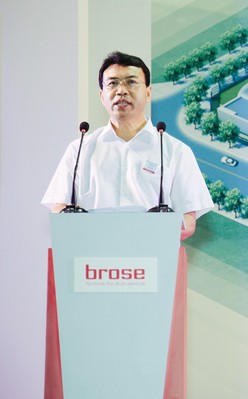 付長(zhǎng)生（重慶沙坪壩區(qū)副區(qū)長(zhǎng)）在重慶博澤工廠開(kāi)業(yè)典禮上致詞。 