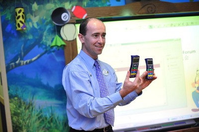 圖2：迪士尼英語區(qū)域英語培訓師培訓經理劉安筑先生解析英語學習的核心技能并與聽眾有趣互動