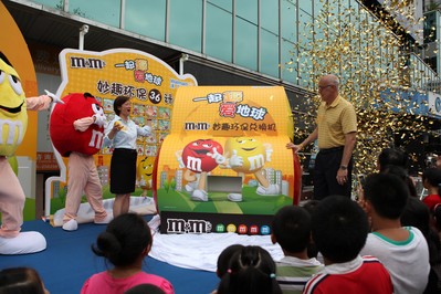 在沃爾瑪商場(chǎng)舉行的“一起‘趣’愛地球”環(huán)?；顒?dòng)吸引了大批顧客