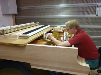 制琴師正在專(zhuān)注工作