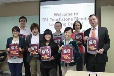 北京新東方聽力口語(yǔ)部代表與劍橋大學(xué)出版社代表團(tuán)合照