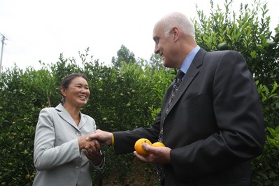 沃爾瑪中國公司事務(wù)高級副總裁博睿（右）考察大理項目基地，并與農(nóng)戶和受資助婦女進(jìn)行深入交流，了解他們的需求。