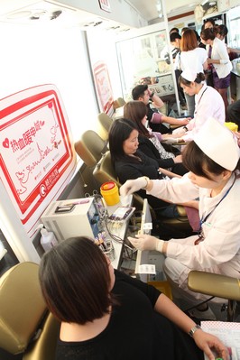 9米長(zhǎng)的獻(xiàn)血車駛?cè)脒_(dá)芙妮廠區(qū)，體檢合格員工在獻(xiàn)血中