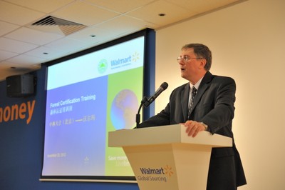 沃爾瑪全球采購辦公室副總裁藍柯（Ken Lanshe）非常支持供應商森林認證培訓活動。