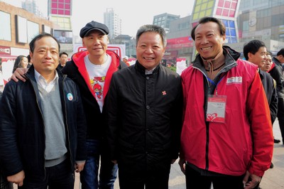 （從左至右）上海市血液中心主任朱永明、觸動傳媒創(chuàng)始人兼執(zhí)行主席馮暉中、上海市副市長沈曉明、“獻血達人”陳澤人