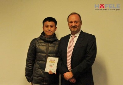 海福樂中國 CEO 史威爾先生為學(xué)生組一等獎頒獎