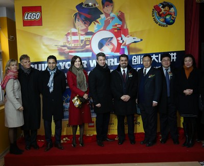 圖一：丹麥王國(guó)腓特烈王子（中）、瑪麗王妃（左四）、丹麥大臣Manu Sareen先生（左三）、丹麥駐華大使裴德盛先生（左二）、教育部國(guó)際合作與交流司處長(zhǎng)楊曉春（右三）與樂高中國(guó)區(qū)總經(jīng)理姚思鵬（右四）共同開啟比賽。