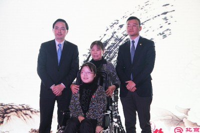北京銀行副行長許寧躍先生、海航悅逸度假俱樂部董事長趙暉先生與殘疾畫家汪玉婷合影