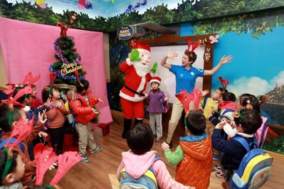 孩子們一起學(xué)唱圣誕英文歌曲，并練習(xí)用英語來自信交流（*圖片攝于陸家嘴中心）