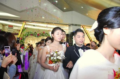 9對(duì)新人在在場(chǎng)親朋好友的見(jiàn)證祝福下邁入集體婚禮現(xiàn)場(chǎng)