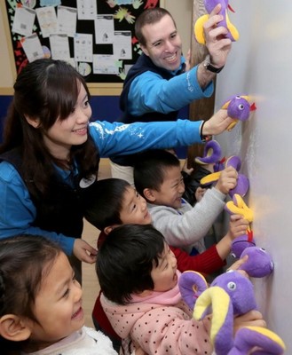 迪士尼英語(yǔ)小學(xué)員們沉浸在互動(dòng)白板焰花游戲中，自信地用英文互動(dòng)著. &copy;Disney English**(照片拍攝于迪士尼英語(yǔ)上海中山公園中心) 