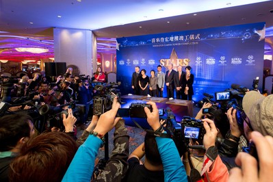 香港紅星古天樂、袁詠儀及朱茵于星期一在金沙城中心出席澳門喜來登酒店宏地樓竣工典禮后，為金沙城中心的“星光大道”進(jìn)行打手印及簽名儀式。從左至右：澳門喜來登金沙城中心酒店董事總經(jīng)理若瑟夫-道普先生、朱茵、澳門特別行政區(qū)政府旅游局局長文綺華女士、古天樂、金沙中國有限公司總裁兼行政總裁愛德華-卓思先生、金沙中國有限公司行政副總裁兼營運總裁大衛(wèi)-西斯克先生、袁詠儀