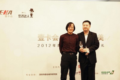 兩岸三地知名文化學(xué)者胡野秋為新聞漫畫(huà)達(dá)人顏慶雄頒獎(jiǎng)，他認(rèn)為這個(gè)時(shí)代需要平凡人來(lái)對(duì)生活目標(biāo)進(jìn)行修正。