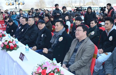 出席活動領(lǐng)導(dǎo)和嘉賓：（從遠至近）北京市海淀區(qū)獻血辦公室主任趙宇、春晚童星鄧鳴賀的爺爺鄧慶華、北京市血液中心黨委書記張建利、北京市衛(wèi)生局副巡視員趙濤、風(fēng)行網(wǎng)副總裁佘清舟、觸動傳媒創(chuàng)始人馮暉中、觸動傳媒榮譽主席呂良偉、中國國際公關(guān)協(xié)會常務(wù)副會長兼秘書長趙大力