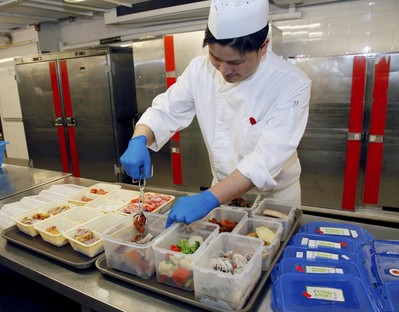 未經(jīng)食用的食物由會展管理公司的廚師將捐贈的食物以急凍方法處理，再把食物交由“惜食堂”回收到中央廚房