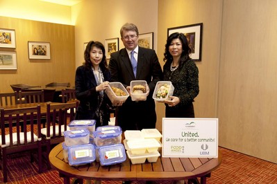 亞洲博聞與會展管理公司支持“惜食堂”(Food Angel) 的行動“對抗饑餓 . 捐出食物”，攜手參與“惜食堂”的食物回收計劃 (左起：“惜食堂”行政總監(jiān)陳妙瑜，中：亞洲博聞執(zhí)行副總裁麥高德，右：會展管理公司董事總經(jīng)理梅李玉霞)