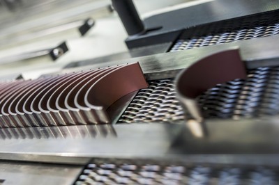 高分子涂層發(fā)動機(jī)軸瓦 IROX(R) 可以在高效增壓直噴發(fā)動機(jī)上承受較高的機(jī)械載荷，并解決啟停式發(fā)動機(jī)頻繁重啟導(dǎo)致的潤滑難題。