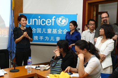 2013年5月18日，聯(lián)合國(guó)兒童基金會(huì)母乳喂養(yǎng)和早期兒童發(fā)展倡導(dǎo)者馬伊琍在“母愛(ài)10平方”母乳喂養(yǎng)宣傳活動(dòng)工作坊現(xiàn)場(chǎng)和參會(huì)人員交流