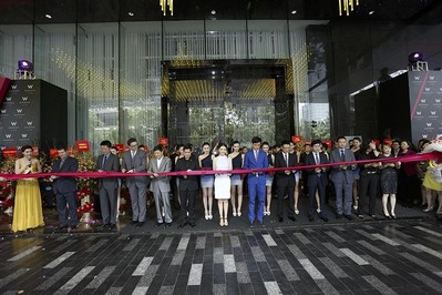 從左到右：Brian Segrave, 廣州W酒店總經(jīng)理；劉偉立，喜達(dá)屋酒店與度假村集團(tuán)亞太區(qū)資深副總裁，設(shè)計與工程籌劃；Paul James羅健，W 全球酒店、瑞吉酒店與度假村及豪華精選全球品牌領(lǐng)導(dǎo)人；錢進(jìn)，喜達(dá)屋酒店與度假村集團(tuán) 大中華區(qū)總裁；Stephen Ho何國祥，喜達(dá)屋酒店與度假村國際集團(tuán)亞太區(qū)總裁；影星高圓圓和吳彥祖；孔健濤，合景泰富房公司執(zhí)行董事兼行政總裁；孔健楠，合景泰富房公司執(zhí)行董事兼執(zhí)行副總裁；徐錦添，合景泰富公司執(zhí)行董事、首席財務(wù)官兼公司秘書；李建明，合景泰富公司執(zhí)行董事、集團(tuán)運營管理部副總裁兼華南片區(qū)總經(jīng)理；黃薇陵，合景泰富酒店投資發(fā)展部總監(jiān)及園林設(shè)計部總監(jiān)。