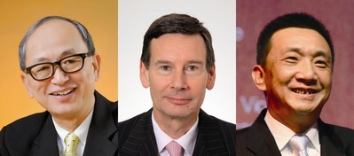 (左起) 世界黃金協(xié)會遠(yuǎn)東區(qū)董事總經(jīng)理鄭良豪、國際鉑金協(xié)會首席執(zhí)行官高偉政、上海鉆石交易所總裁林強(qiáng)