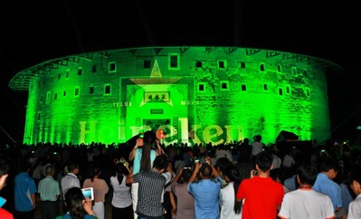 喜力啤酒誠(chéng)邀幾百球迷狂歡永定土樓，傾情呈現(xiàn)2013年喜力歐冠決賽觀戰(zhàn)星體驗(yàn)