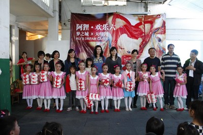 捐贈儀式簡單而溫暖，充滿歡樂