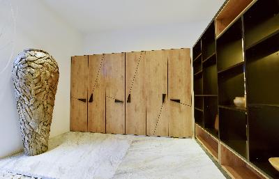 MX M90建構(gòu)系列
建構(gòu)主義如包豪斯主張藝術(shù)與技術(shù)結(jié)合，風(fēng)格派主張抽象和簡(jiǎn)化，因而，平面、直線、矩形成為此家具設(shè)計(jì)的支柱，黑色增加了家具的視覺(jué)立體感，有力的線條劃過(guò)平面，有如琴鍵，彈奏美麗的樂(lè)章…… 