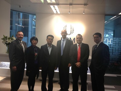 左起：集團中國首席代表蕭鴻飛先生、博聞中國總經(jīng)理馬穎女士、上海虹橋新展覽中心執(zhí)行副總裁文仲亮先生、博聞公司首席執(zhí)行官林偉德先生、亞洲博聞主席及行政總裁愛新克先生及上海博華總經(jīng)理章學(xué)強先生