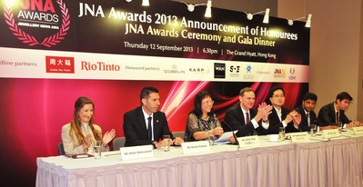 （左起）Gubelin集團(tuán)Helen Molesworth；以色列鑽石行業(yè)協(xié)會(huì)市場(chǎng)總監(jiān)Nissim Palomo；《亞洲珠寶》英文版JNA創(chuàng)刊人暨亞洲博聞珠寶業(yè)務(wù)拓展總監(jiān)周美麗；亞洲博聞高級(jí)副總裁狄沃夫；周大福珠寶集團(tuán)有限公司執(zhí)行董事孫志強(qiáng)；KARP Jewellery董事Smit Virani及羅伯特溫集團(tuán)Richard Wan。