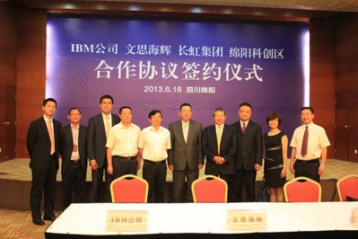 文思海輝董事長陳淑寧（右四）及高級副總裁、大中華區(qū)業(yè)務(wù)及應(yīng)用咨詢事業(yè)部總經(jīng)理黎杰（右三）出席簽約儀式