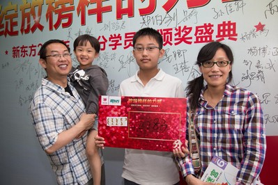 學(xué)員獲SSAT2283分，與家長(zhǎng)簽名版前留念