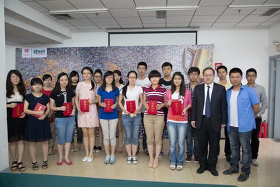 新東方教育科技集團(tuán)副總裁，北京新東方學(xué)校校長汪海濤（前排右二）與部分獲獎學(xué)員