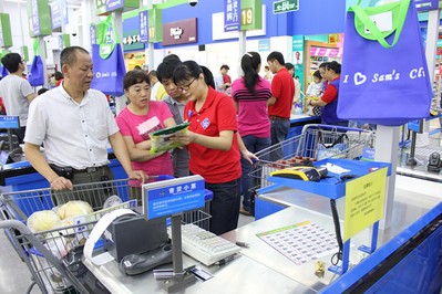 顧客踴躍選購山姆會員店商品，滿載而歸