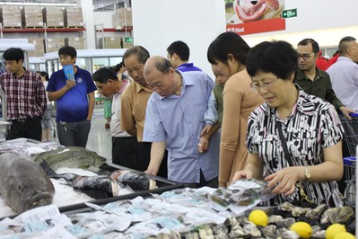蘇州山姆會員店開業(yè)第一天，顧客選購新鮮的海鮮產(chǎn)品
