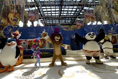 DreamWorks動畫人物于星期日在金沙城中心舉行的“金光大道度假區(qū) ─ 體驗(yàn)夢工場”啟動儀式上與大批圍觀的訪客見面。圖片由Graham Uden提供。