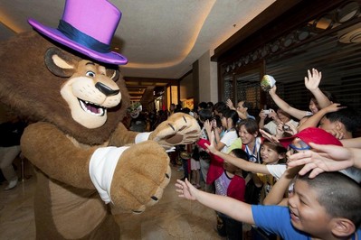 大批興奮的訪客於星期日在金沙城中心舉行的「金光大道度假區(qū) ─ 體驗(yàn)夢工場」啟動儀式上觀看夢工場巨星大巡遊。由7月1日起，金光大道度假區(qū)的訪客將可於每天在金沙廣場地面層欣賞這個巡遊表演。