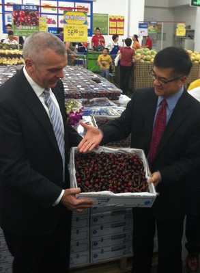山姆會員商店首席運營官文安德與美國駐華大使駱家輝一起在北京亦莊山姆會員商店促銷美國西北櫻桃。