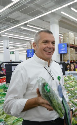 山姆會員商店首席運營官文安德展示山姆生鮮產(chǎn)品，介紹山姆采購的秘訣。