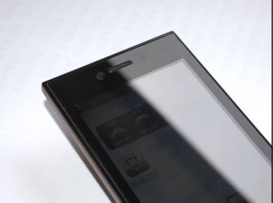 翻蓋內(nèi)部的120萬像素?cái)z像頭，成像效果出色，自拍時更加方便。