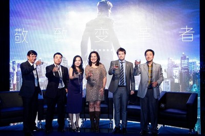 酩悅軒尼詩(shī)帝亞吉?dú)W市場(chǎng)董事 MarkEdwards、尊尼獲加品牌總監(jiān)符秀婷女士、李小龍之女Shannon Lee（李香凝）、資深媒體人陳朝華、經(jīng)濟(jì)學(xué)家郭士英以及戰(zhàn)略學(xué)教授滕斌圣合影