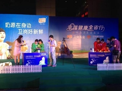 活動現(xiàn)場互動環(huán)節(jié)，消費者用衛(wèi)崗酸奶制作水果沙拉