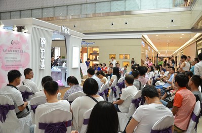 七夕，數(shù)百名單身男女齊聚“克拉女人”現(xiàn)場，讓珍愛相擁